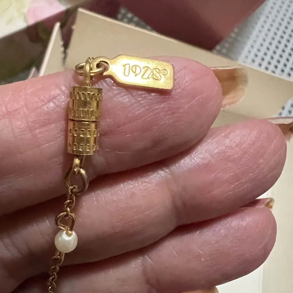 1928 Brand Beautiful gold tone with white pearls necklace NWT in original box - Picture 4 of 6